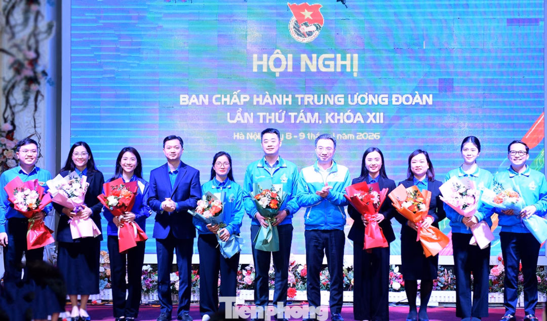 Nguyễn Minh Triết v&agrave; Nguyễn Tường L&acirc;m ch&uacute;c mừng