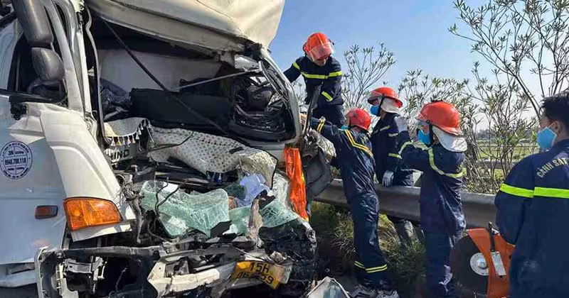 Tai nạn xe tải trên ĐT468 Hưng Yên: Cứu nạn kịp thời, tài xế mắc kẹt trong cabin