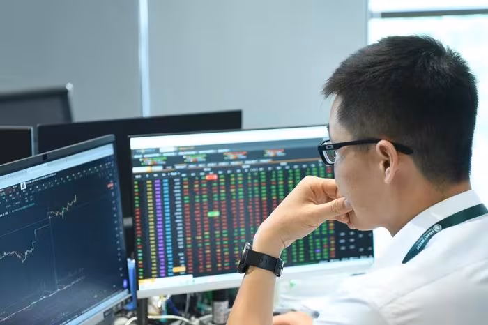 VN-Index Rớt Dưới 1.900 Điểm: Áp Lực Chốt Lời Trên Cổ Phiếu Vốn Lớn