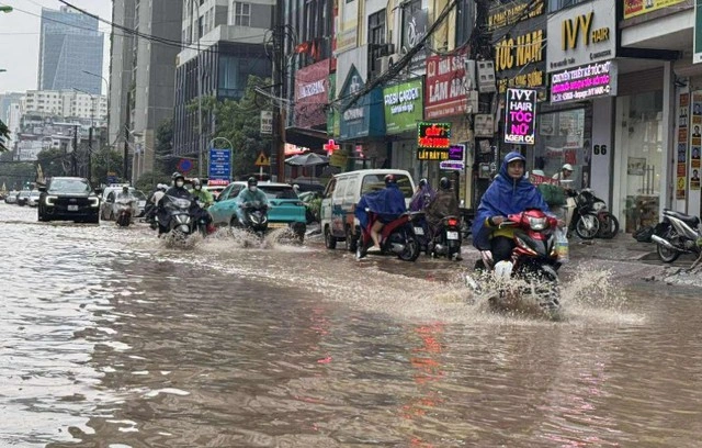 Hà Nội hứng mưa lớn, nhiều tuyến phố có nguy cơ ngập sâu đến 40 cm Mưa lớn trưa ngày 14.7 gây ngập úng cục bộ ở đường Nguyễn Tuân, P.Thanh Xuân, Hà Nội