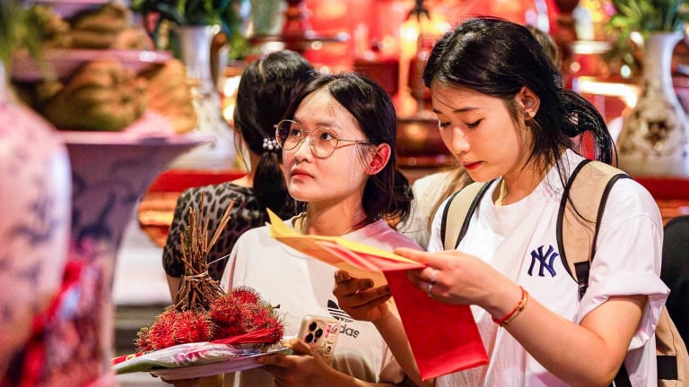 Quế Ngọc Hải rời B.Bình Dương để gia nhập HAGL vì bầu Đức? Mang theo máy tính, giấy báo dự thi, sĩ tử vượt 30 cây số đến Văn Miếu cầu may trước kỳ thi tốt nghiệp THPT