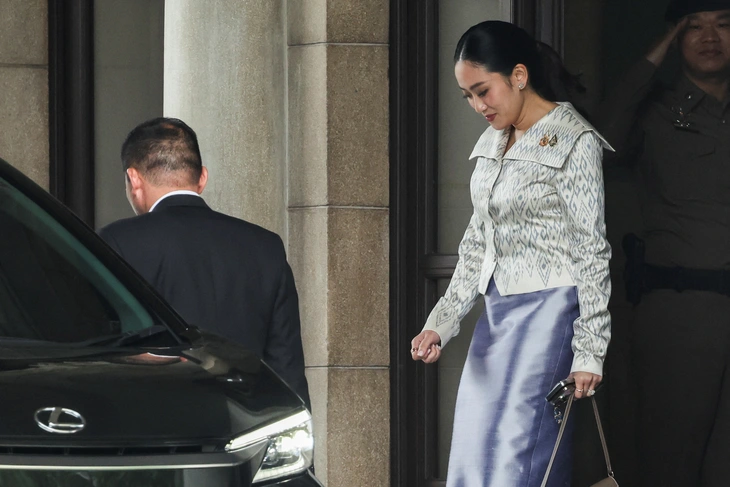 Bà Paetongtarn rời khỏi trụ sở Chính phủ hôm 3-7 - Ảnh: REUTERS