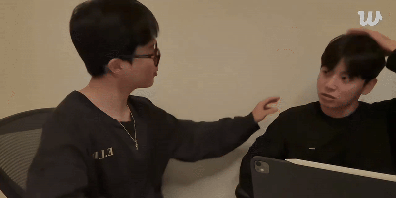 Jimin và Jungkook BTS ‘đổ bộ’ Đà Nẵng, visual ‘cưng nựng’ khiến netizen phát sốt Jimin tái hiện lại cảnh ông chủ bẹo má cưng nựng Jungkook khiến anh chàng bật cười