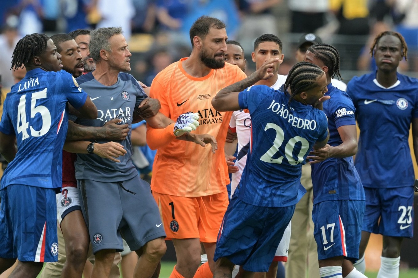 HLV Luis Enrique nguy cơ bị cấm hoạt động vì tát cầu thủ Chelsea Thủ thành Donnarumma cũng "tác động vật lý" với Joao Pedro sau đó. Trong khi đó, các cầu thủ Chelsea ngăn HLV Luis Enrique lại (Ảnh: Getty).
