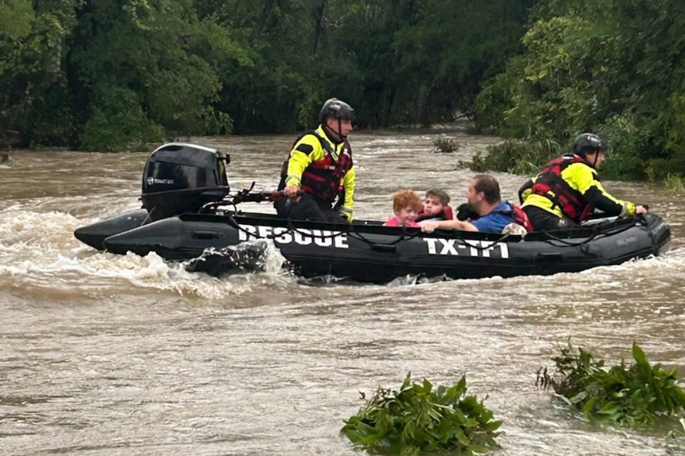 Lũ lụt tại Texas: Mực nước sông dâng lên hơn 6m, nhiều người được sơ tán Lực lượng cứu hộ Mỹ sơ tán người dân bang Texas khỏi vùng lũ. Ảnh: Thống đốc Texas Greg Abbott