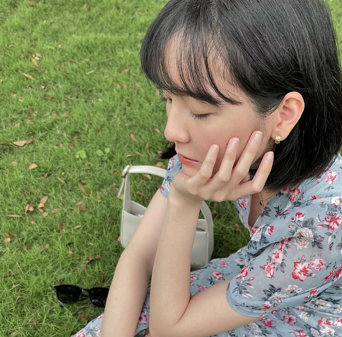 Kiểu tóc xuất hiện trong bức ảnh nghi bầu bí kia cũng hao hao với kiểu Tóc trong loạt ảnh đời thường đầu tiên được Hải Tú đăng tải sau khi hơn 9 tháng "đóng băng" MXH
