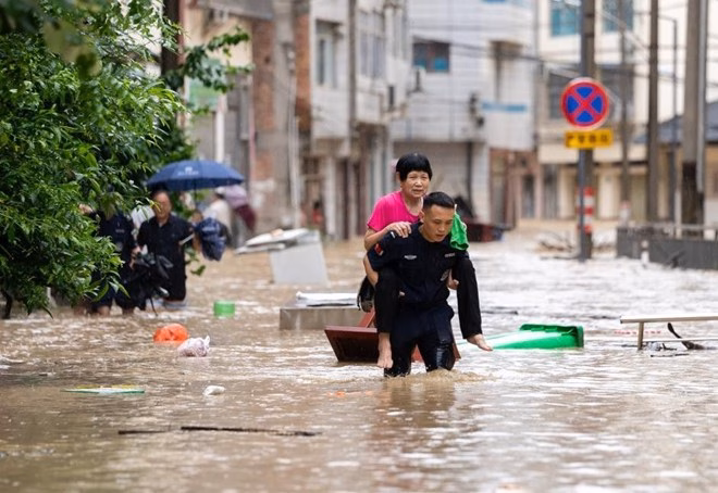 Mưa lớn gây ngập lụt ở huyện Tòng Giang, tỉnh Quý Châu, Trung Quốc