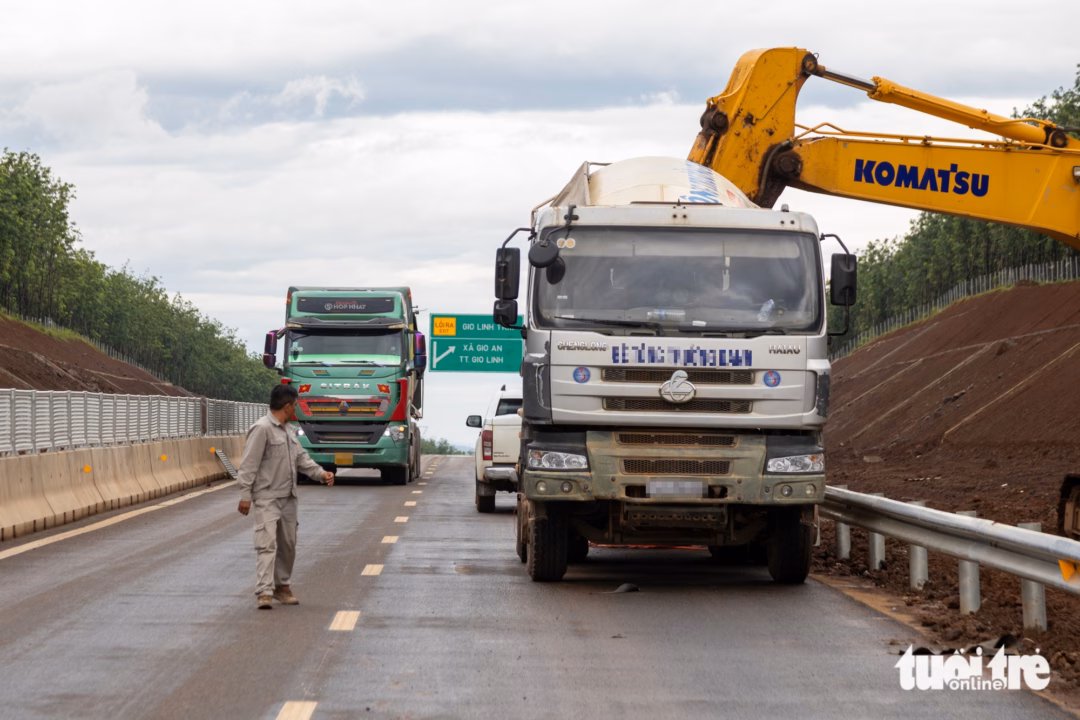 Công nhân vừa thi công, vừa dè chừng phương tiện qua lại tại km729+300, xã Cồn Tiên