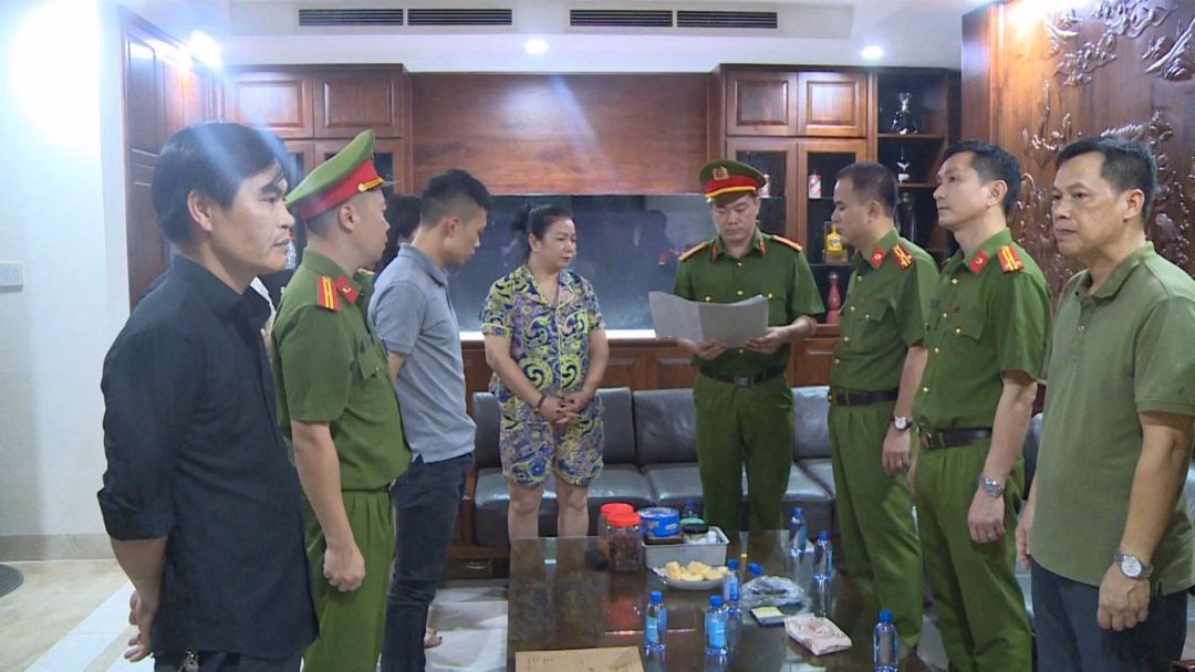 Nguyễn Huy Tùng (áo phông màu ghi) là con trai của M. 'gỗ'. Ảnh: CACC
