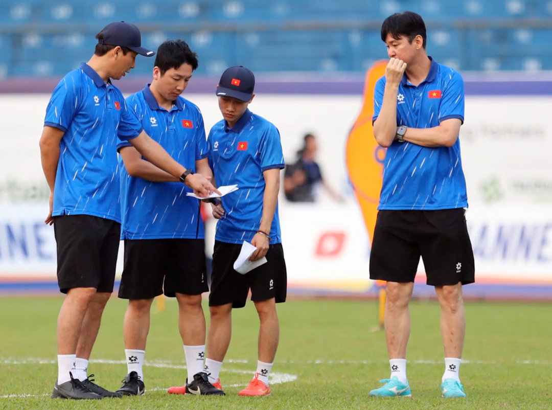 Thách thức cho HLV Kim Sang Sik HLV Kim Sang Sik đang đối mặt với một lựa chọn khó khăn