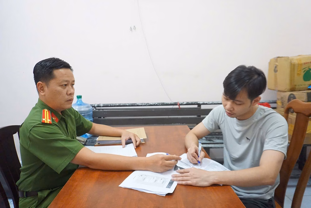 Công an lấy lời khai đối tượng Trần Tuấn Kiệt.