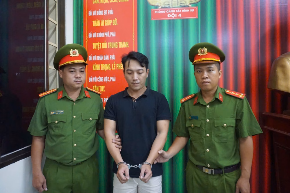 Một trong những kho hàng bị công an khám xét.