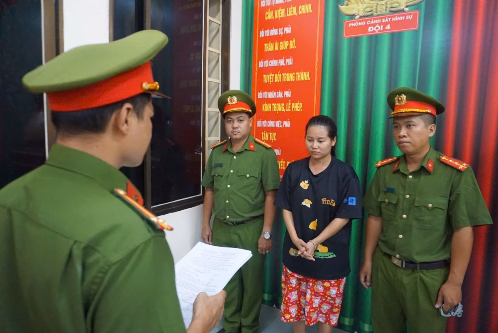 Công an tiến hành bắt giữ các đối tượng liên quan.