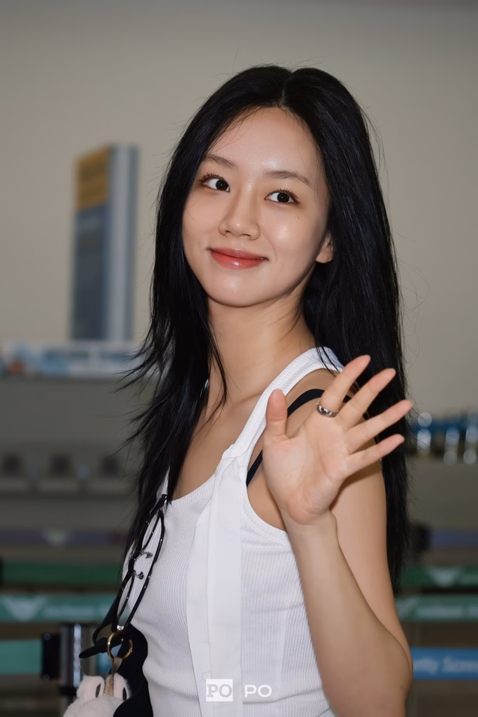 Lee Hyeri ở sân bay ngày 11/7