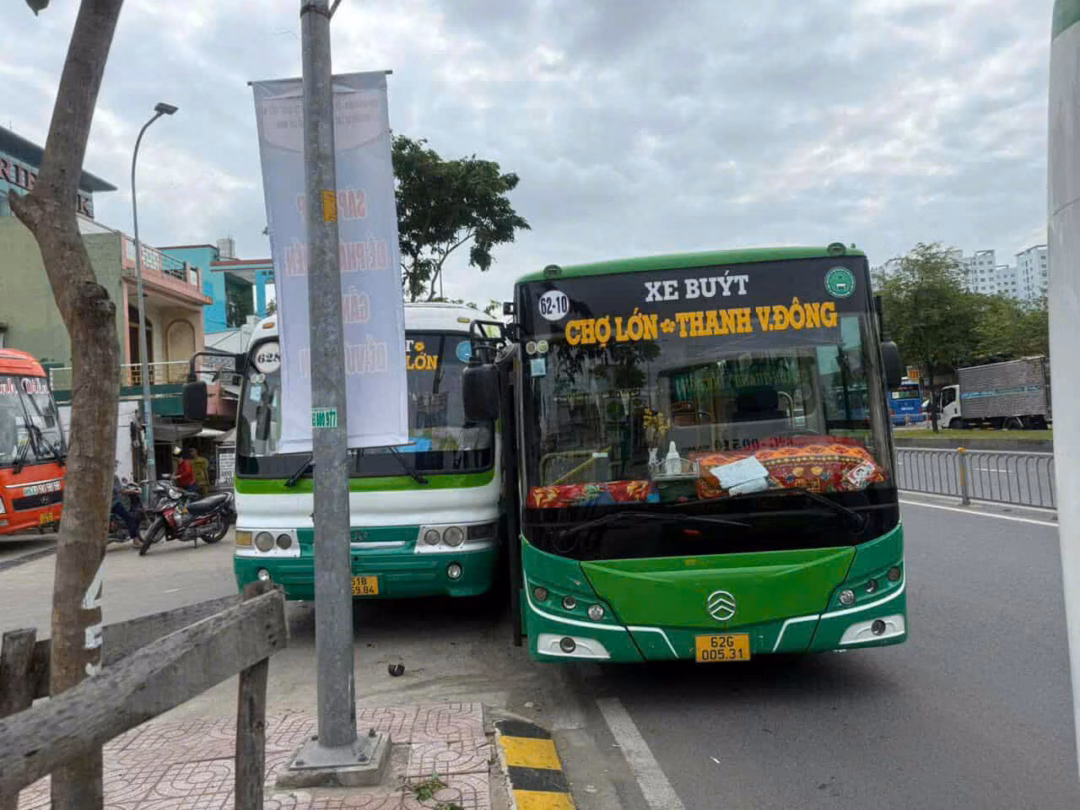 Xe buýt rượt đuổi trên Quốc lộ 1 gây chú ý cộng đồng mạng