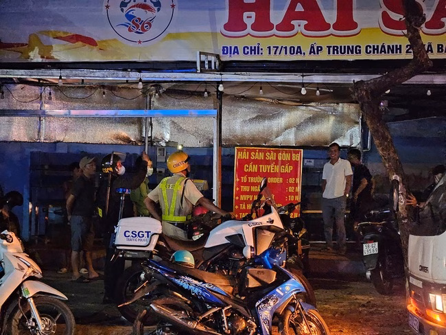 Xử lý nhóm người cản trở CSGT kiểm tra nồng độ cồn tại TP HCM - Ảnh1.