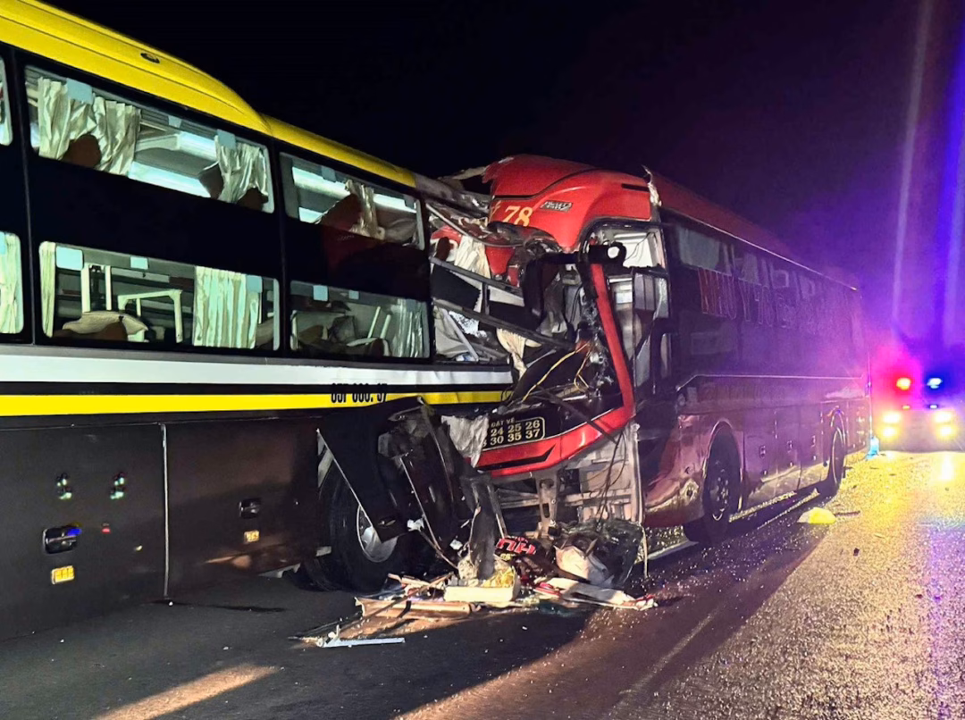 “Bộ Xây dựng yêu cầu tăng cường an toàn giao thông trên cao tốc và quốc lộ” tai nan xe khach tong nhau tren cao toc vinh hao phan thiet1 49631.jpg