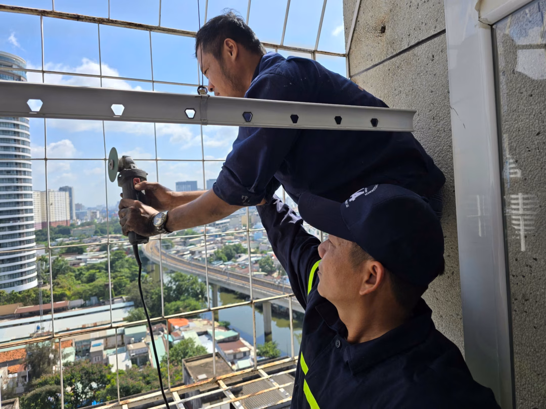 Cảnh sát hỗ trợ tháo dỡ 'chuồng cọp'
