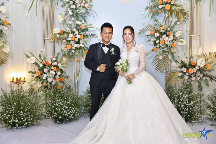Diễn viên Phùng Ngọc (trái) và diễn viên Võ Thành Tâm trong đám cưới của Hùng Thuận