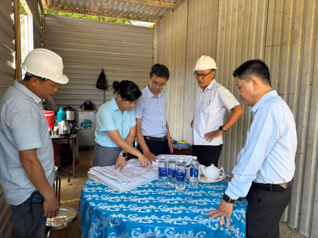 Nữ chủ tịch phường xắn tay áo giúp dân dời rạp cưới