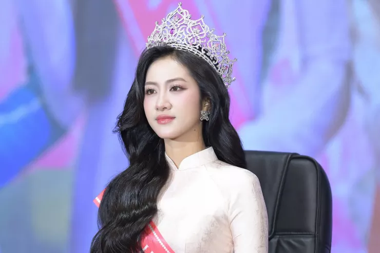 Ứng xử chững chạc, sắc sảo giúp Trúc Linh ghi điểm toàn diện Hà Trúc Linh ghi điểm với truyền thông vì cách ứng xử khôn khéo và vẫn chân thật, gần gũi.