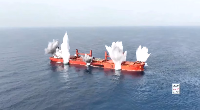Những cột khói bốc lên từ tàu MV Magic Seas treo cờ Liberia do Hy Lạp vận hành.
