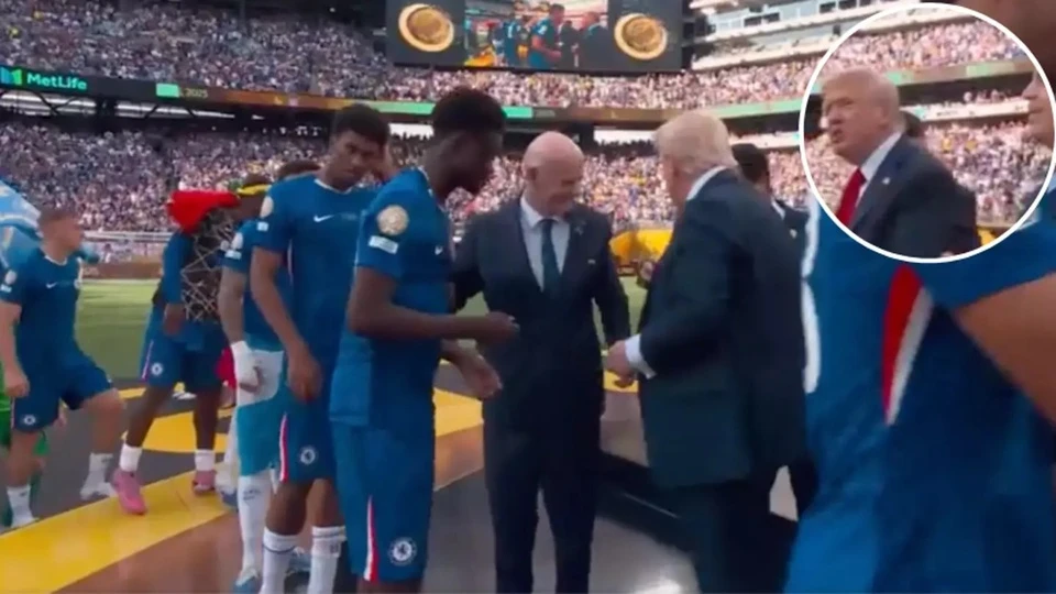 Tiền vệ Chelsea phớt lờ Tổng thống Mỹ Donald Trump khi nâng cúp FIFA Club World Cup Ông Donald Trump trở thành tâm điểm trong buổi lễ ăn mừng của Chelsea.