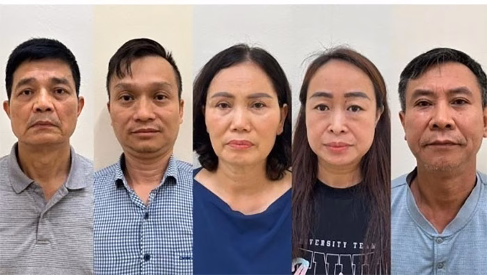 Khởi tố vụ án đưa và nhận hối lộ liên quan đến Cục An toàn thực phẩm Bộ Y tế Ông Nguyễn Thanh Phong (ngoài cùng bên trái) và các bị can vừa bị khởi tố trong vụ án xảy ra ở Cục An toàn thực phẩm Bộ Y tế. Ảnh: Bộ Công an