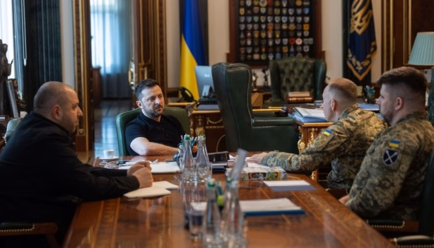 Tổng thống Ukraine Volodymyr Zelensky họp với các quan chức - Ảnh: UKRNIFORM