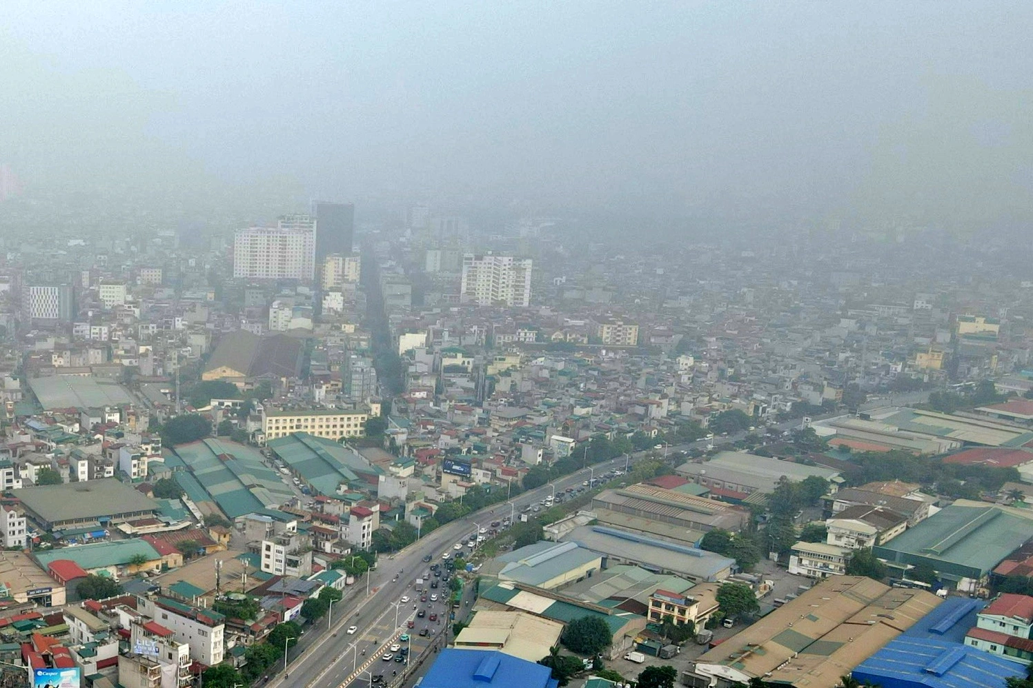 Hà Nội tính cấm xe máy xăng ở vùng lõi từ năm 2026 Để giảm thiểu ùn tắc giao thông và ô nhiễm môi trường, từ năm 2017, Hà Nội đã đưa ra lộ trình, đồng thời chuẩn bị các điều kiện cần thiết tiến tới dừng hoạt động xe máy trên địa bàn các quận cũ vào năm 2030. Tuy nhiên, các giải pháp mang tính nền tảng chưa thực sự đem lại hiệu quả cải thiện ô nhiễm môi trường. Trong ảnh là khu vực nút giao Trần Khát Chân - Nguyễn Khoái chụp từ chân cầu Vĩnh Tuy, ở độ cao 100 m, lúc 7 giờ sáng 14.7.