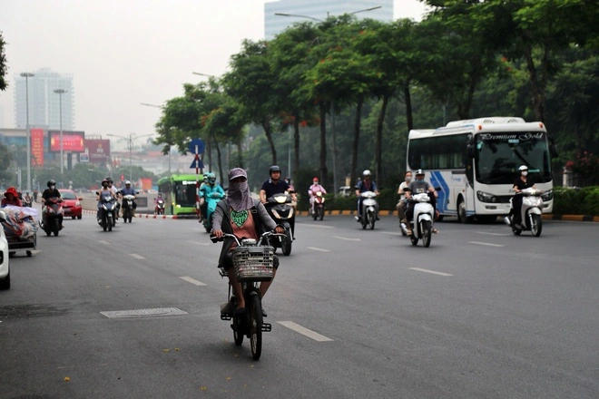 Hà Nội tính cấm xe máy xăng ở vùng lõi từ năm 2026 Khu vực này gồm các tuyến đường: Trần Khát Chân (ngã ba Trần Khát Chân Nguyễn Khoái) - Đại Cồ Việt - Xã Đàn - Ô Chợ Dừa - Đê La Thành - Hoàng Cầu - Đê La Thành - Cầu Giấy - đường Bưởi - Lạc Long Quân - Âu Cơ - Nghi Tàm - Yên Phụ - Trần Nhật Duật - Trần Quang Khải - Trần Khánh Dư - Nguyễn Khoái. Trong ảnh là đường Đại Cồ Việt.