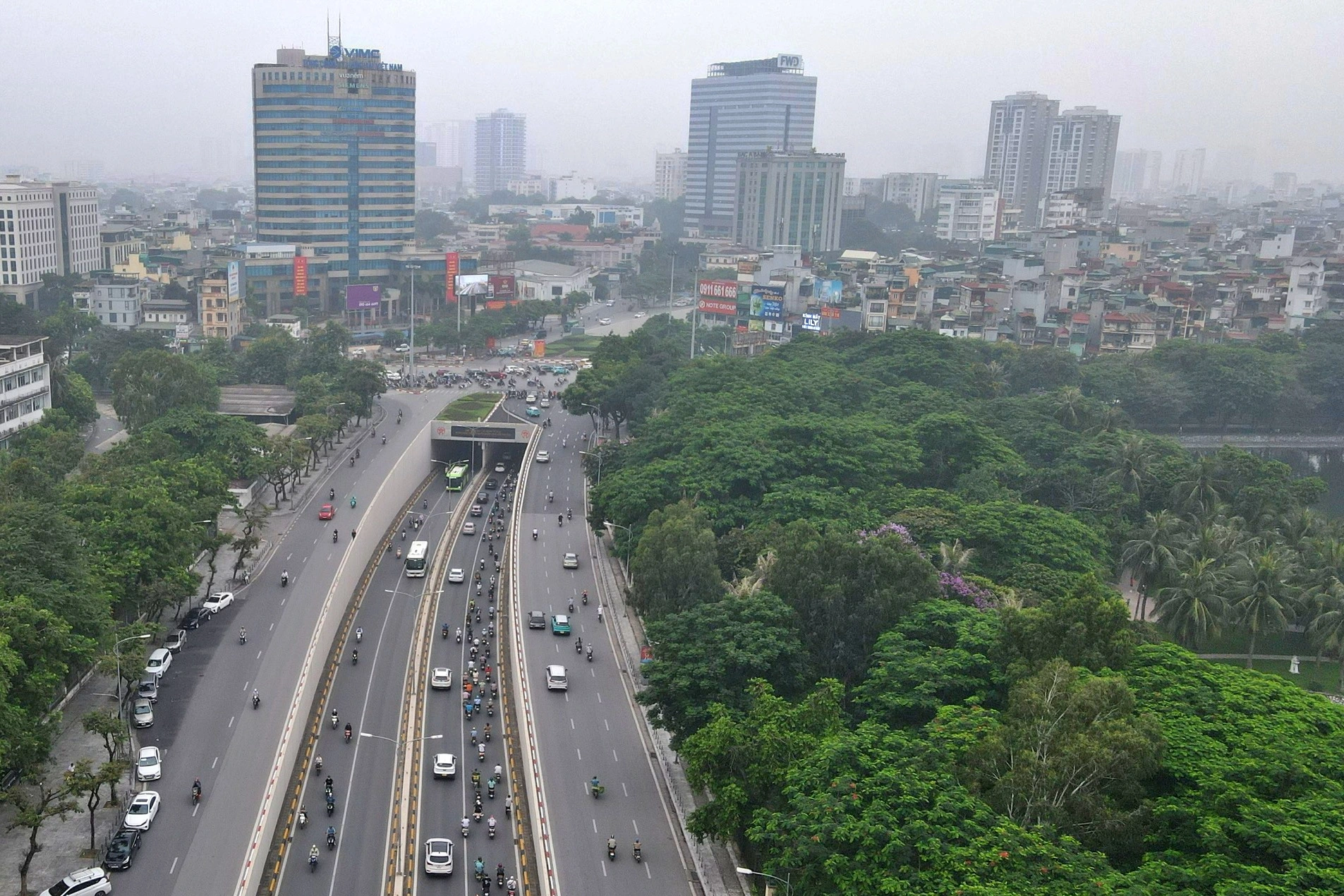 Hà Nội tính cấm xe máy xăng ở vùng lõi từ năm 2026 Theo yêu cầu của Thủ tướng, từ 1.7.2026, Hà Nội sẽ cấm xe máy chạy xăng trong Vành đai 1