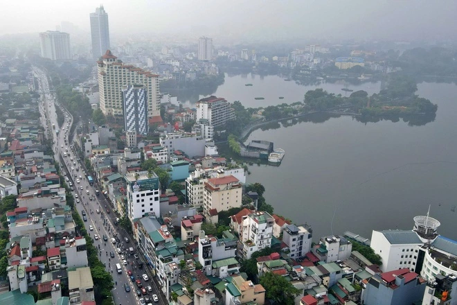 Hà Nội tính cấm xe máy xăng ở vùng lõi từ năm 2026 Hiện phương tiện lưu thông chủ yếu trên tuyến Vành đai 1 là ô tô, xe máy chạy xăng dầu. Song song việc cấm xe máy chạy xăng trong phạm vi tuyến Vành đai 1, Thủ tướng yêu cầu chính quyền TP.Hà Nội có chính sách khuyến khích, hỗ trợ người dân chuyển đổi từ phương tiện sử dụng nhiên liệu hóa thạch sang phương tiện sử dụng năng lượng sạch hoặc sử dụng phương tiện công cộng.