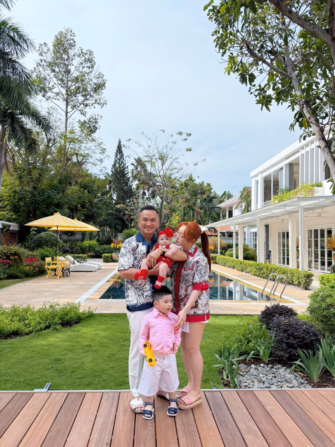 Chi Bảo rời showbiz thành đại gia, sống giàu sang với vợ thứ 3 kém 16 tuổi Biệt thự đẹp như resort, có giá lên đến vài chục tỷ của vợ chồng Chi Bảo