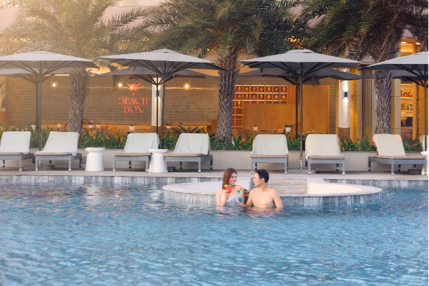 Đại Gia Đình Ho Tram – Điểm Đến Lý Tưởng Cho Mùa Hè Đây cũng là nơi lý tưởng để ba mẹ nhâm nhi cocktail còn các bé thì thỏa thích bơi lội.