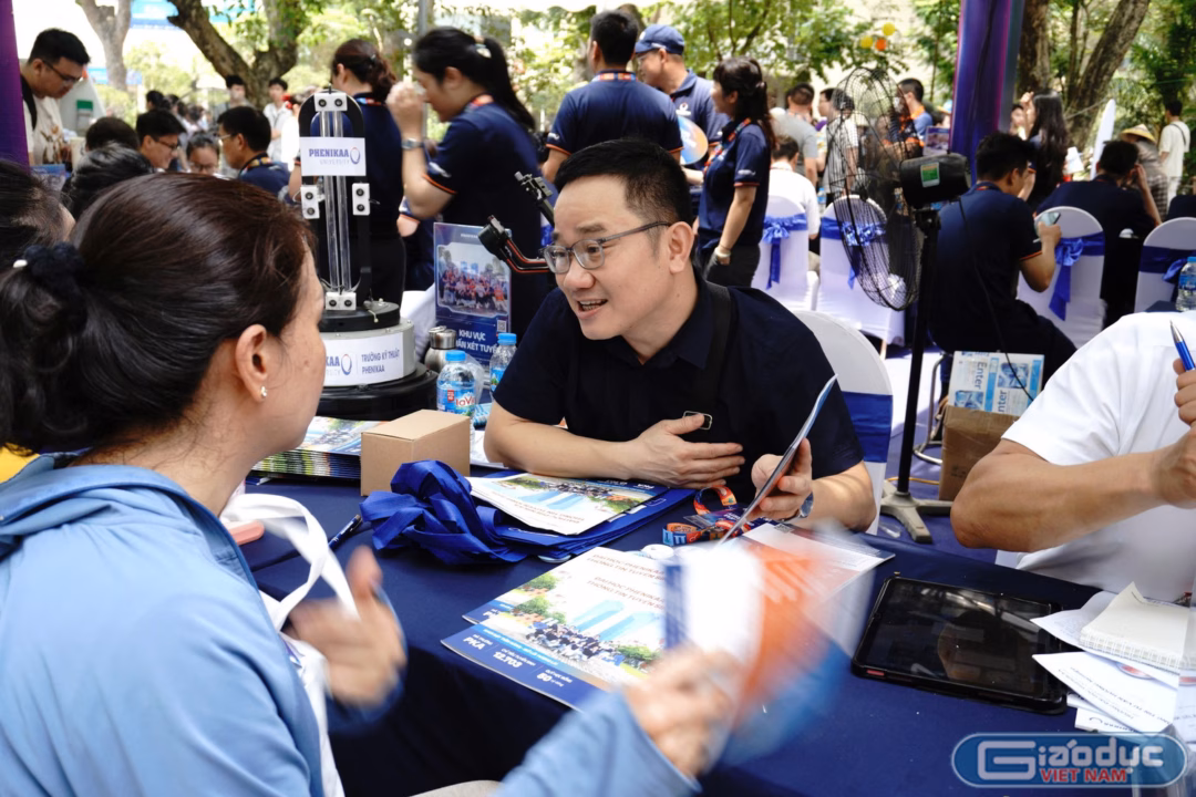 Đại học CMC mở ngành công nghệ, điểm chuẩn có thể giảm Phụ huynh tìm hiểu về các ngành học để hỗ trợ con đăng ký nguyện vọng tại gian tư vấn Đại học Phenikaa. Ảnh: Ngọc Huyền