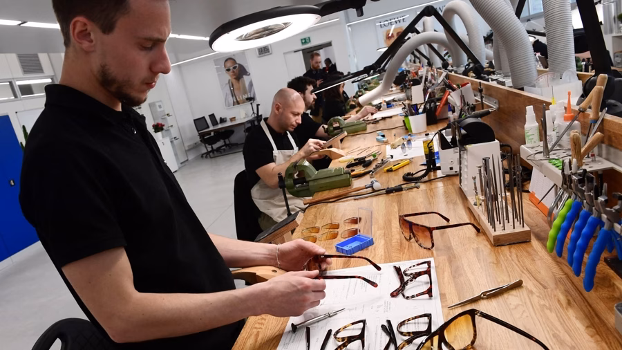 LVMH thâu tóm nhà máy sản xuất kính của Safilo, tuyển dụng 247 nhân viên LVMH đẩy mạnh ngành hàng kính mắt - Ảnh 1
