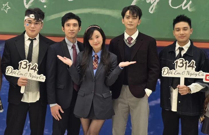 Midu sốc khi đóng phim về tuổi học trò và tình yêu thời teen Midu và chồng cùng dàn diễn viên trong phim - Ảnh: HOÀNG LÊ