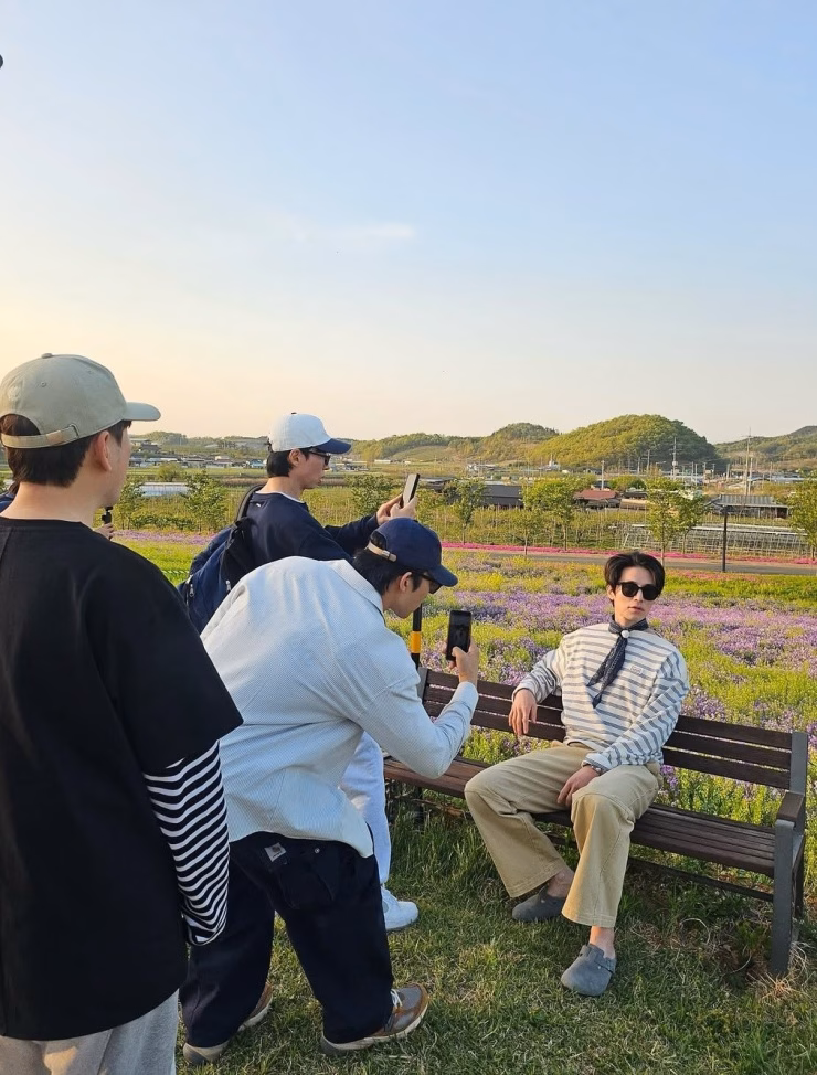 Mỹ nam Lee Dong Wook – ‘quý ông’ độc thân khiến fan mê mẩn suốt 26 năm Nhiều nghệ sĩ Hàn nói hiếm sao nam nào có làn da đẹp như Lee Dong Wook, theo Osen. Ảnh "MC quốc dân" Yoo Jae Suk, diễn viên hài Jo Se Ho, Nam Chang Hee chụp Lee Dong Wook trước thảm hoa nhận gần 900.000 lượt thích trên Instagram. Ảnh: Instagram Leedongwook_official
