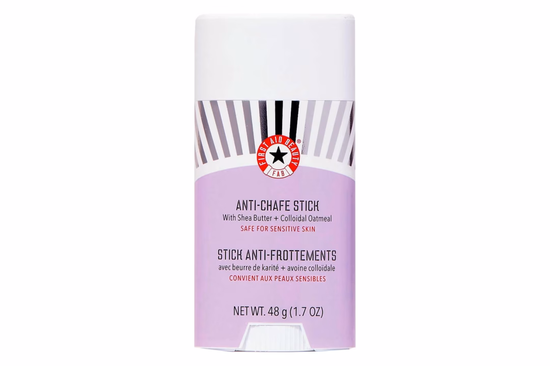 Remi Bader bật mí các sản phẩm làm đẹp không thể thiếu trong mùa hè của cô nàng First Aid Beauty Anti-Chafe Stick