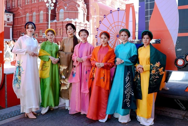 Áo dài 12 mùa hoa mang hình ảnh Hà Nội đến Nga Bộ sưu tập tôn vinh tà áo truyền thống của Hà Nội thập niên 1930 từ các phác thảo của họa sĩ Lê Phổ, Mai Trung Thứ và một số các họa sĩ lừng danh của Việt Nam thời kỳ này