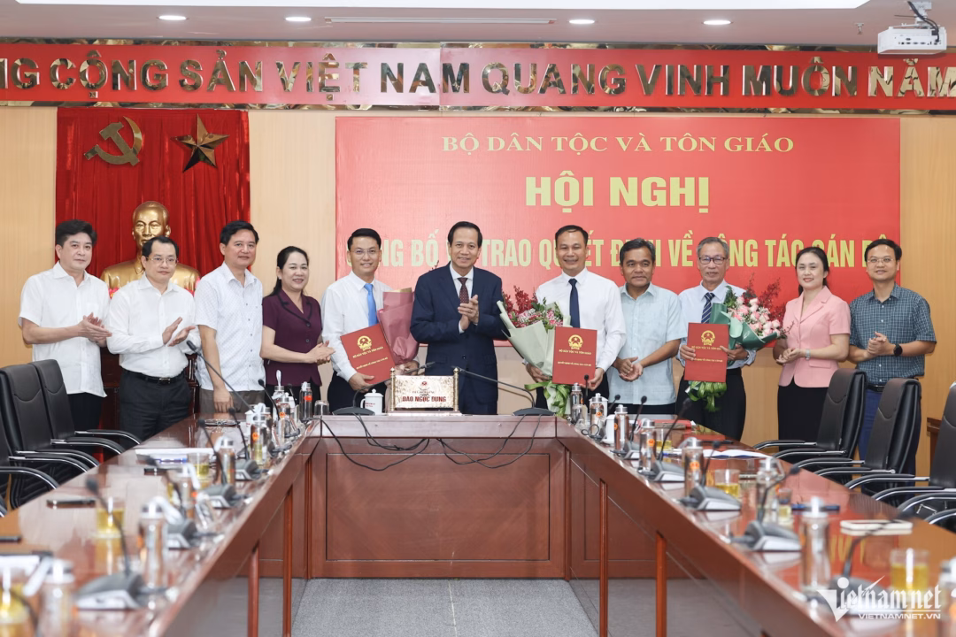 Bộ trưởng Giáo dục và Đào tạo bổ nhiệm hiệu trưởng mới Trường dự bị Đại học Dân tộc Trung ương Nha Trang Bộ trưởng Đào Ngọc Dung chúc mừng ông Hoàng Trọng Ngô đã hoàn thành nhiệm vụ