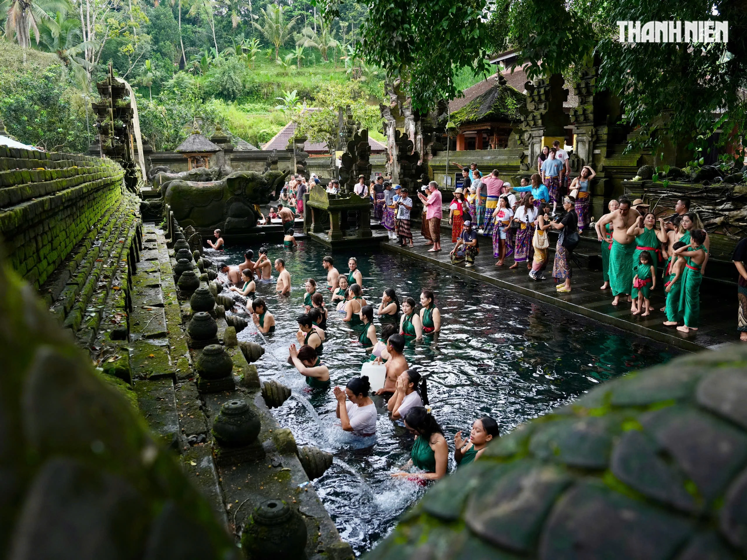 Đền Tirta Empul – điểm đến linh thiêng ở đảo Bali Nghi lễ tắm nước thánh - Melukat là một trong những hoạt động không thể thiếu khi đến đền Tirta Empul, một nghi lễ thanh tẩy truyền thống theo đạo Hindu