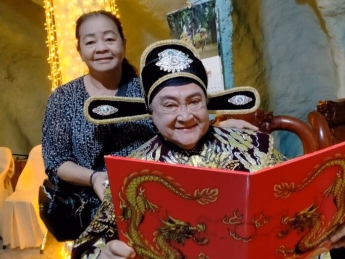Nghệ sĩ Hoa Lan luôn yểm trợ cho các diễn viên trẻ, tham gia nhiều dự án phim và kịch của đội ngũ kế thừa