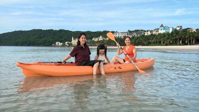 H’Hen Niê và dàn sao Việt nâng niu cuộc sống nơi xứ người Lê Phương tận hưởng kỳ nghỉ cùng mẹ và con gái ở Nha Trang.