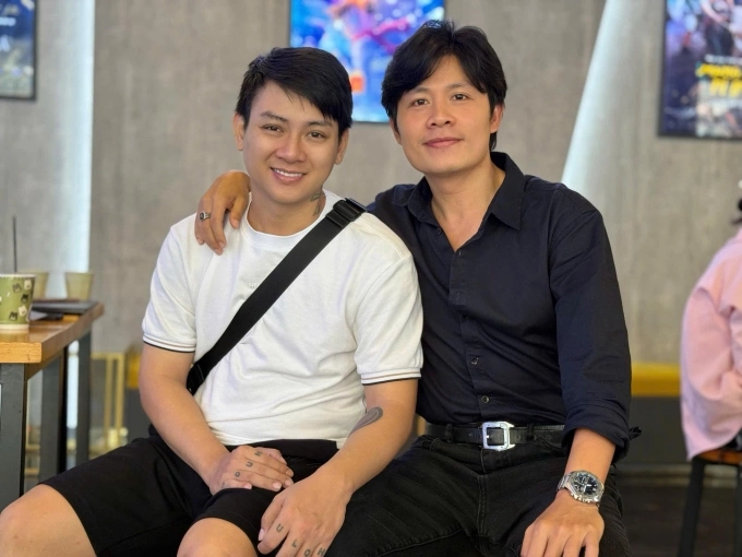 H’Hen Niê và dàn sao Việt nâng niu cuộc sống nơi xứ người Nhạc sĩ Nguyễn Văn Chung gọi vui ca sĩ Hoài Lâm là 'chàng trai đang trong mối quan hệ' với anh.