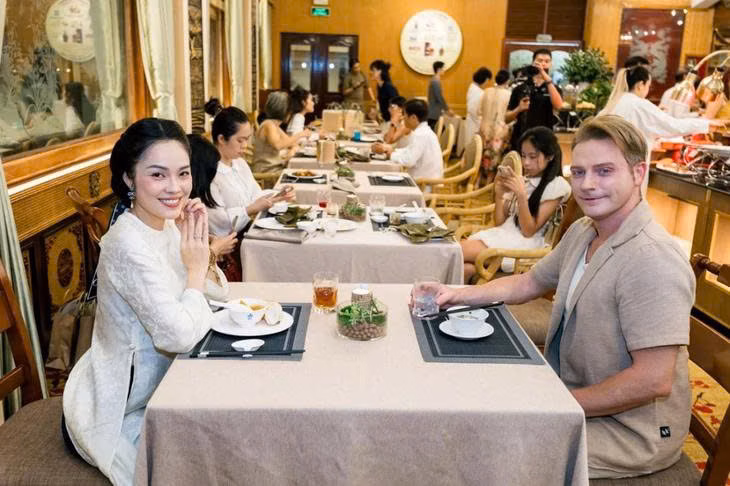 Á hậu - diễn viên Dương Cẩm Lynh và Ca sĩ Kyo York tại không gian ẩm thực và nghệ thuật đa giác quan của Vu Lan Chay Lành - Mùa "Ươm" - Ảnh: Minh Huỳnh