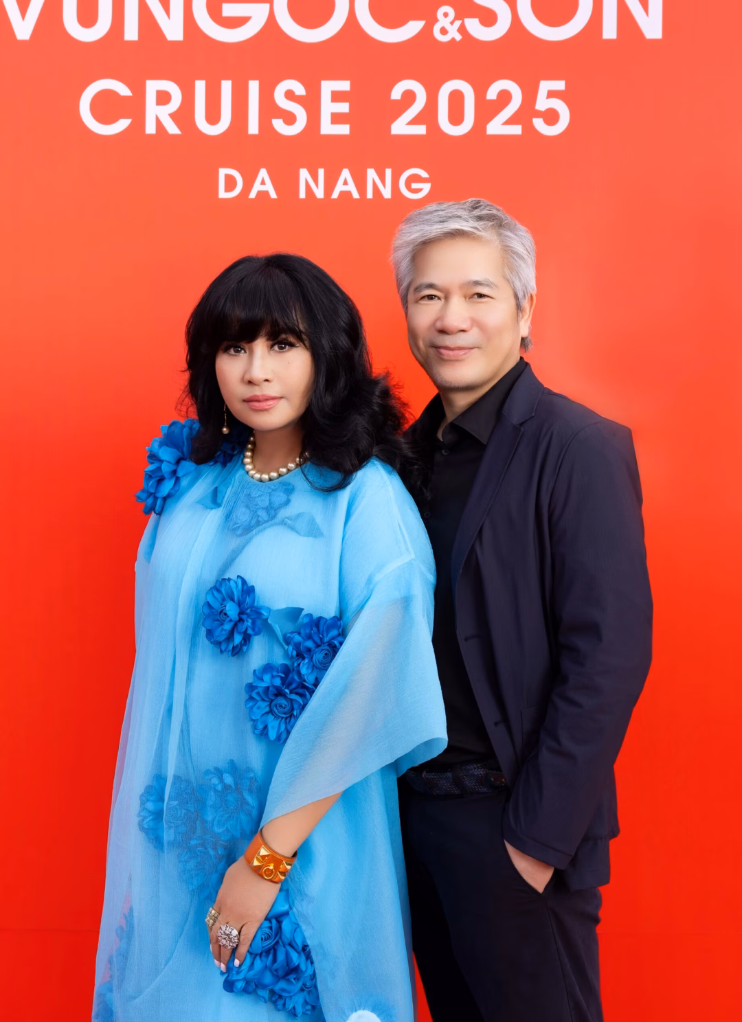 Thanh Lam diện váy xanh rạng rỡ dự show ở Đà Nẵng, tình tứ với bác sĩ Tiến Hùng Vũ Thu Phương kín tiếng hơn sau sóng gió. Xuất hiện tại sự kiện thời trang, nữ siêu mẫu gây ấn tượng bởi vẻ ngoài rạng rỡ