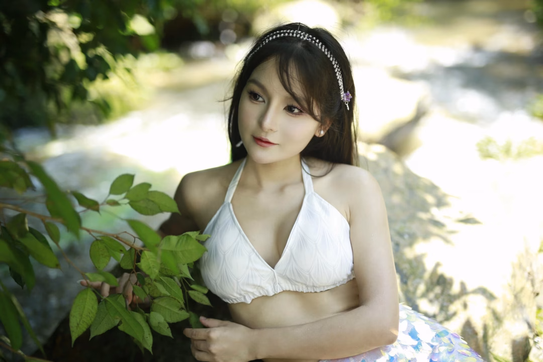 Tiên cá Bùi Ngọc Ánh khoe vẻ đẹp bên suối xanh “Tiên cá” Bùi Ngọc Ánh, người nổi tiếng với khả năng lặn và những bộ ảnh dưới nước đầy mê hoặc, vừa khiến cộng đồng mạng xôn xao với loạt ảnh khoe nhan sắc rạng rỡ bên suối.