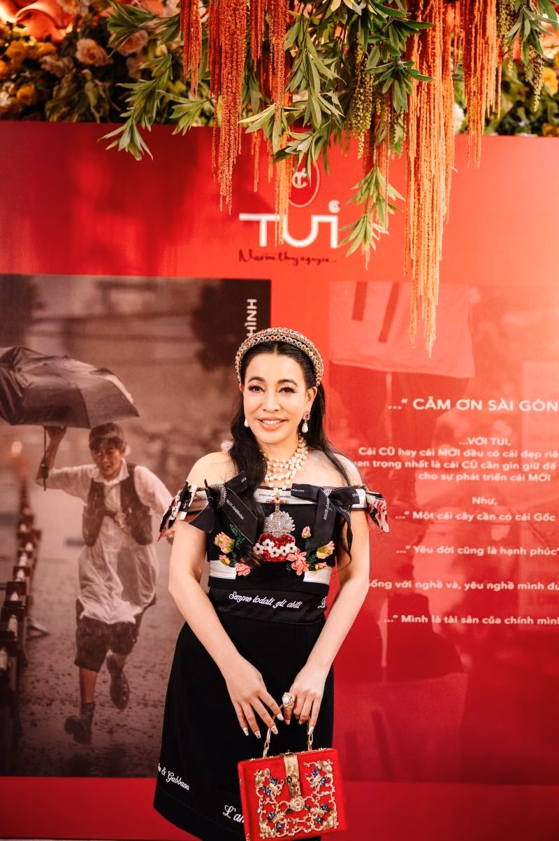 dan-sao-gao-coi-xuat-hien-trong-buoi-trien-lam-nghe-thuat-cua-naomi-thuy-nguyen 19800101-000000-36